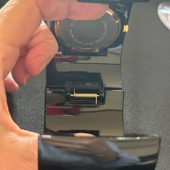 PEDRE Black and Gold Women’s hinged Cuff Fashion 💛🖤 Clock / Vintage - Picture 5 of 8